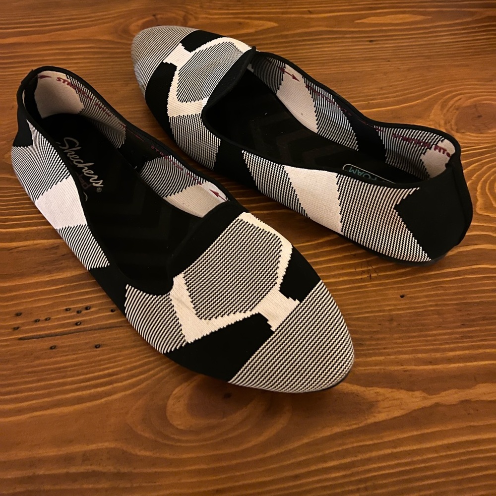 Sketchers flats multi black pattern